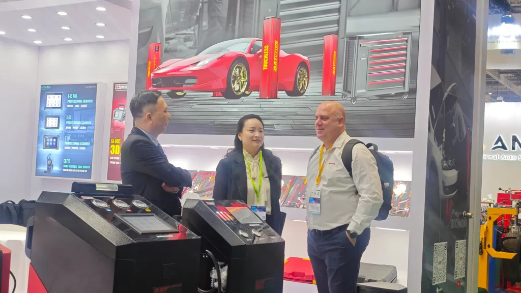 GATmatic presenting an Automatic Transmission Fluid Exchanger to visitors at Automechanika Shanghai 2025.